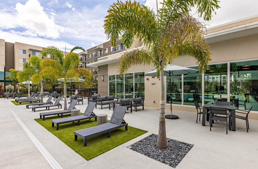 Building Photo - 375 N Biscayne River Dr