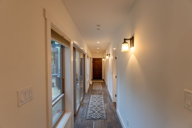 Building Photo - Forest Avenue Hideaway