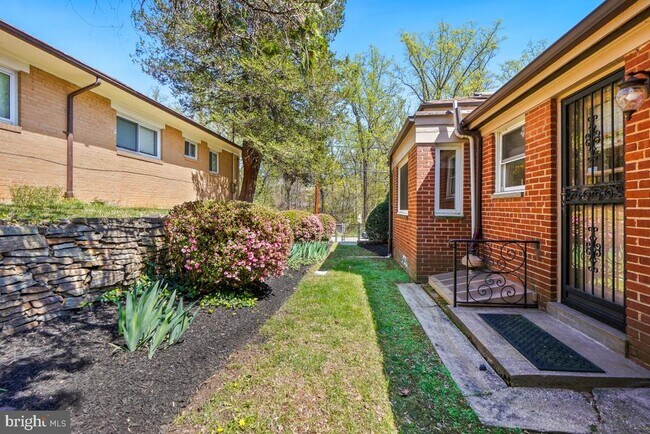 Building Photo - 1801 Primrose Rd NW