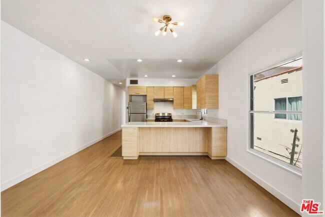 Building Photo - 3429 Edgehill Dr