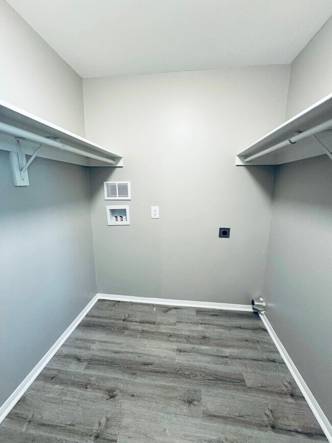 Building Photo - 1208 Schaub Dr