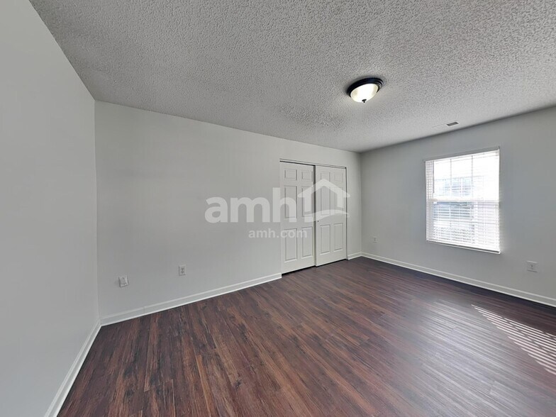 Building Photo - 2410 Highland Park Dr