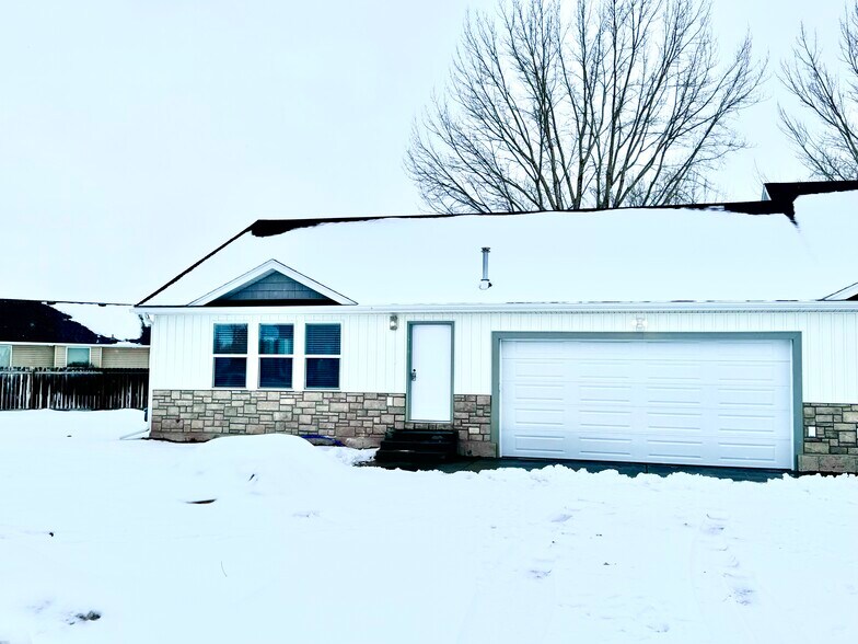 Building Photo - 3217 E Reynard Ln