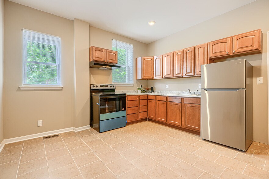 Building Photo - 446 N Linwood Ave