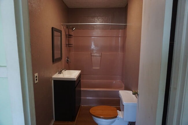 Building Photo - Comfortable One-Level Living in a Prime Location!