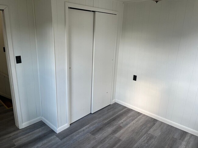 Building Photo - Newly Remodeled Single Family Home - Howar...