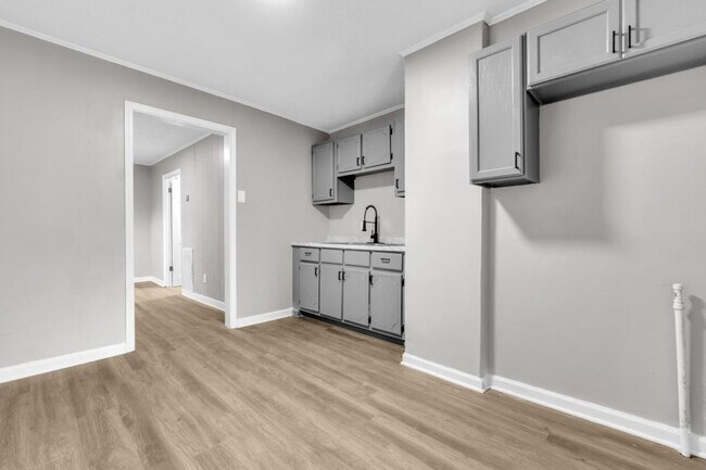 Building Photo - 1880 Glory Cir