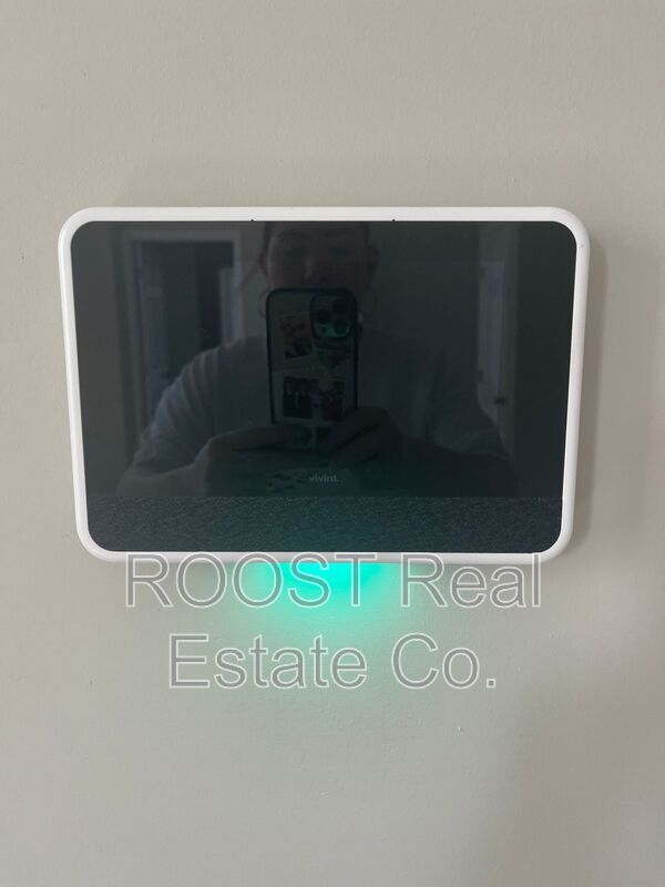 Building Photo - 482 E Markison Ave