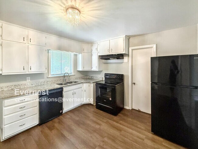 Building Photo - Spacious 3 Bed, 2 Bath Home with Fenced Yard and Detached Garage!