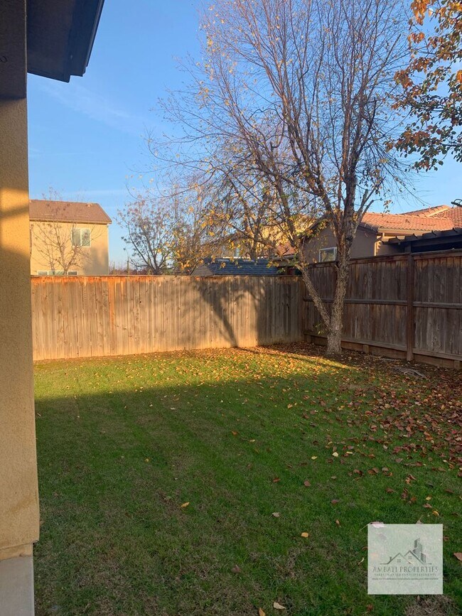 Building Photo - Spacious 4 Bedroom 3 Bath Home in Harlan R...