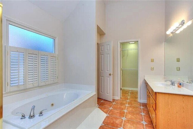 Building Photo - 800 Satinwood Pl
