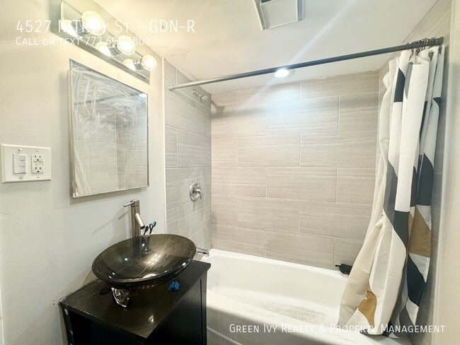 Building Photo - 4527 N Troy St