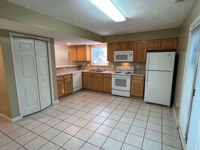 Building Photo - 3489 S Oaklawn Cir