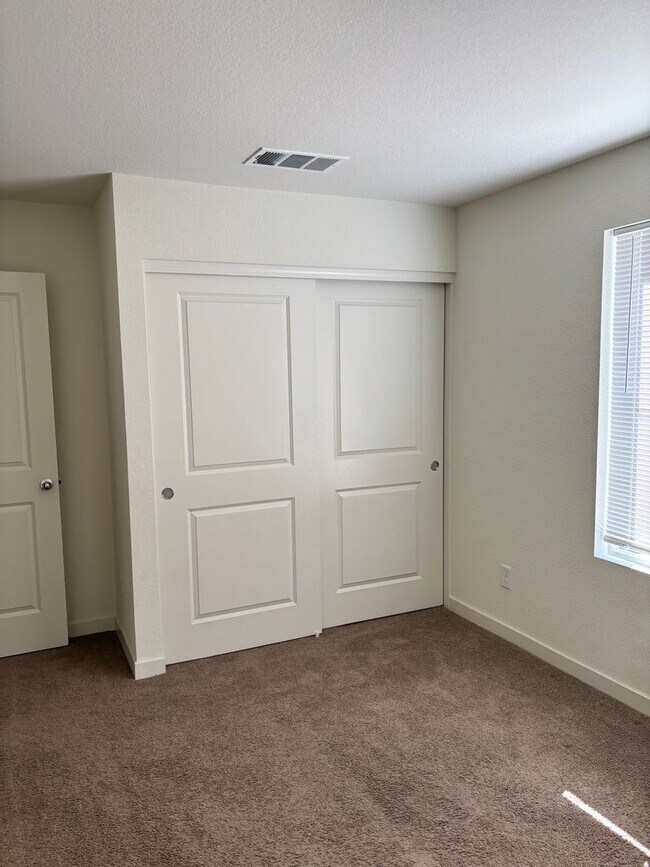 Building Photo - MOVE IN SPECIAL - 1/2 OFF THE 1ST MONTH RENT FOR QUALIFIED APPLICANT(S) AND RENTAL AMOUNT JUST RE...