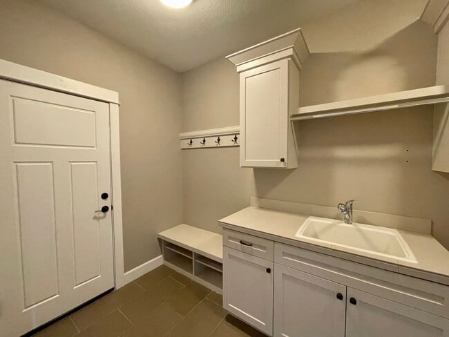 Building Photo - Beautiful Single Story Home!! 3 bed/2 bath with Open Floor Plan and Large Yard!!