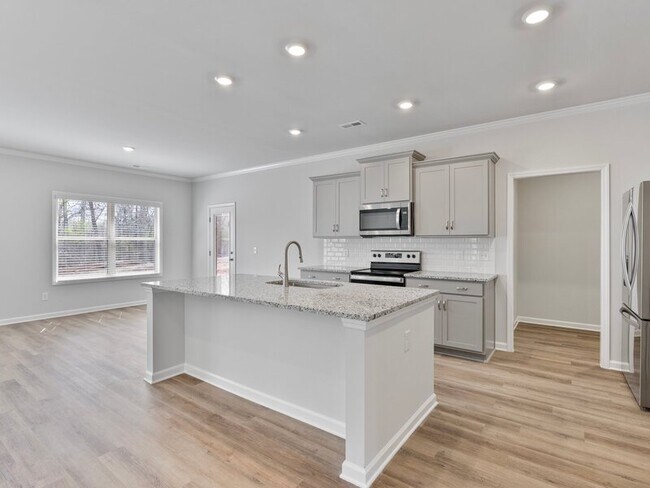 Building Photo - 210 Saddle St