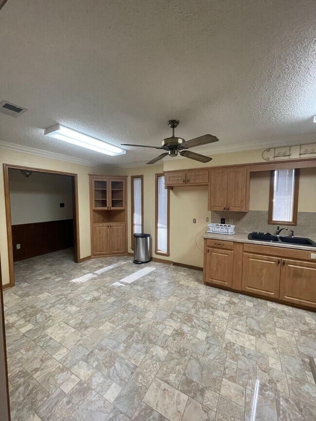 Building Photo - Gorgeous 3 Bedroom Home with Sunroom and Bonus Room!