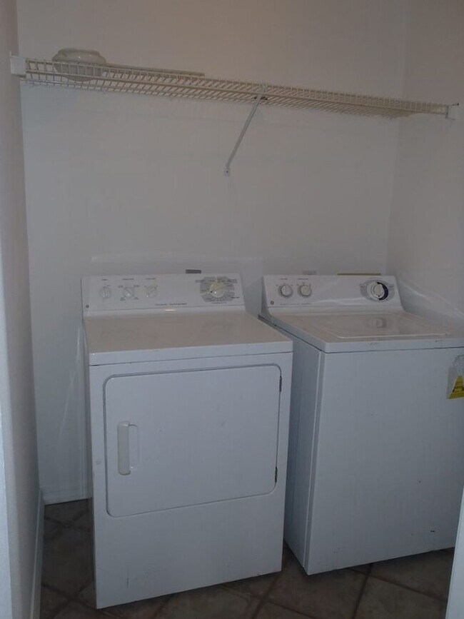 Building Photo - COMING SOON! 2-Bedroom, 2-Bathroom Summit ...