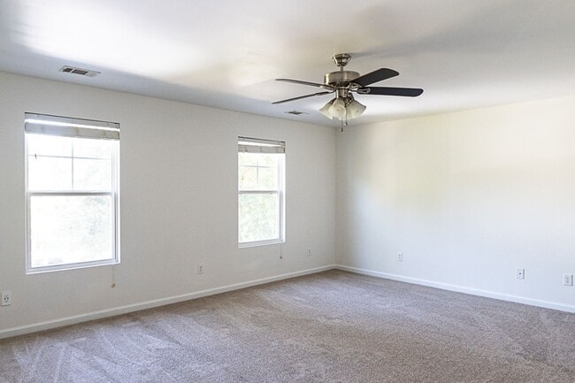 Building Photo - Four Bedroom in Shadow Moss