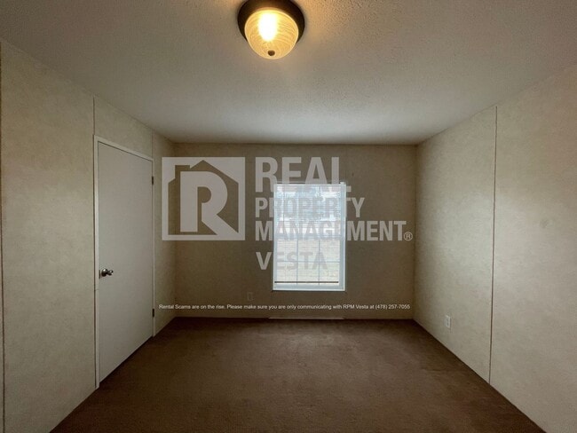 Building Photo - 1556 Flanagan Dr