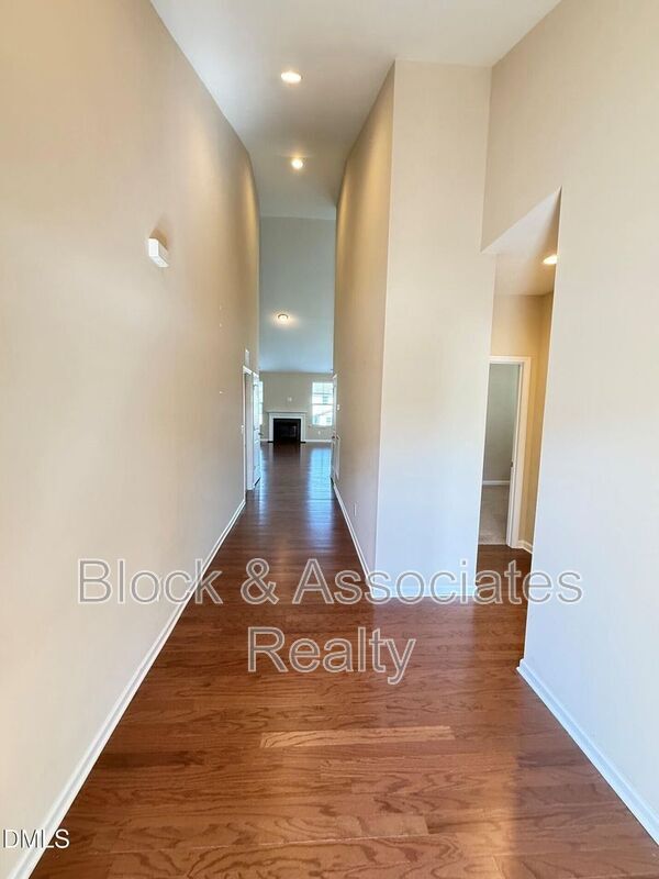Building Photo - 2433 Cedar Rock Dr