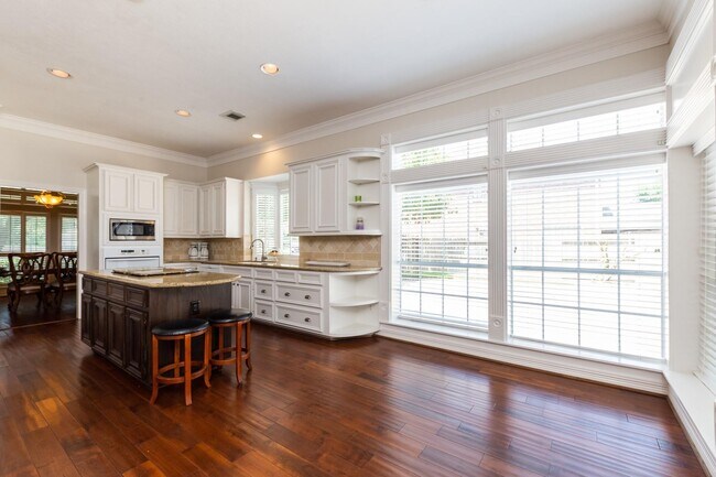 Building Photo - 4915 Keneshaw St