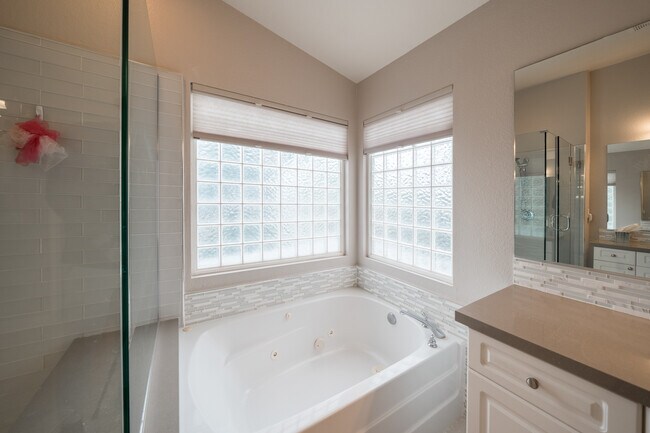 Building Photo - 6655 Hollycrest Ct