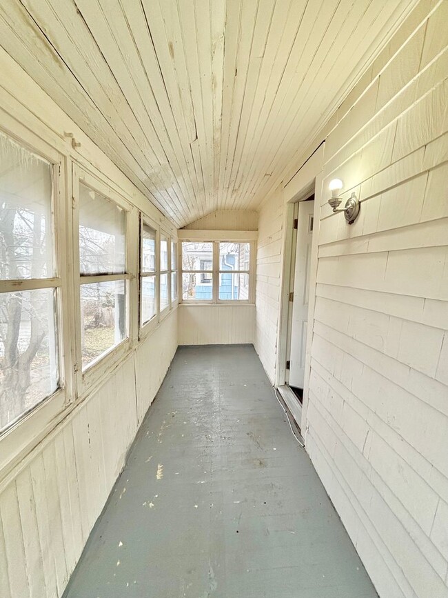 Building Photo - Spacious 3bd House | Driveway | Enclosed Porch