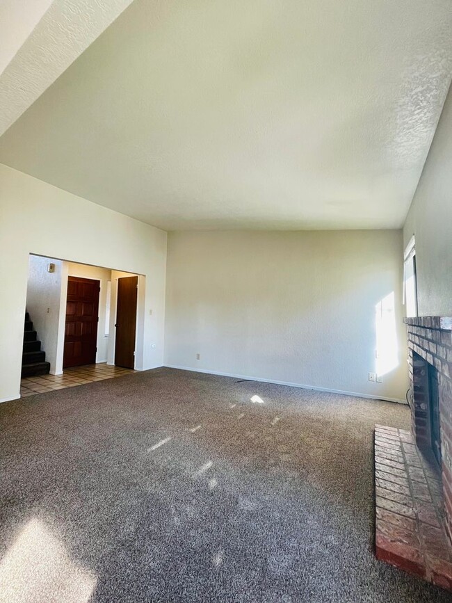 Building Photo - North Merced: $1575 2 Bedroom 1.5 Bath Tow...