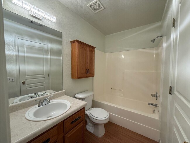 Building Photo - 854 Tamarack St