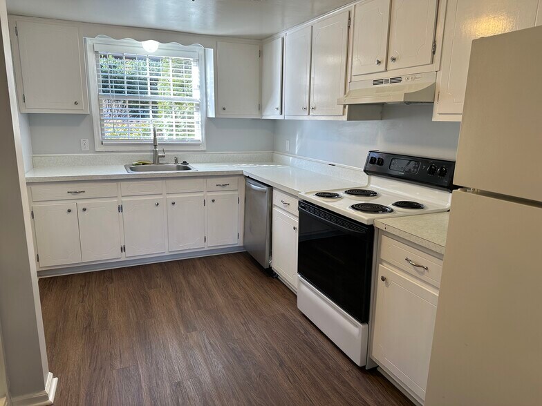 Kitchen - 3101 Link Rd