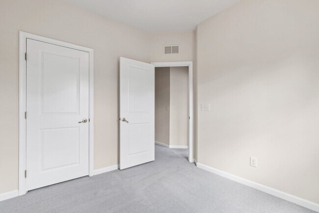 Building Photo - Beautifully Maintained 4BR/3.5BA End-Unit Townhome in Twin Lakes