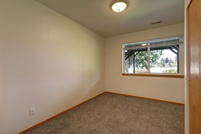 Building Photo - Private Waterfront 1-Bedroom Unit with Dock Access and Private Patio on Lake Tapps