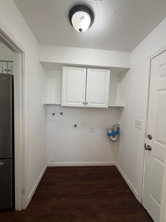 Building Photo - Charming 2-Bed, 1.5-Bath Home with 2-Car Garage in Hesperia, CA!