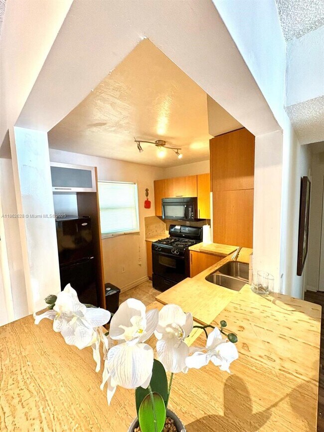 Building Photo - 720 Collins Ave
