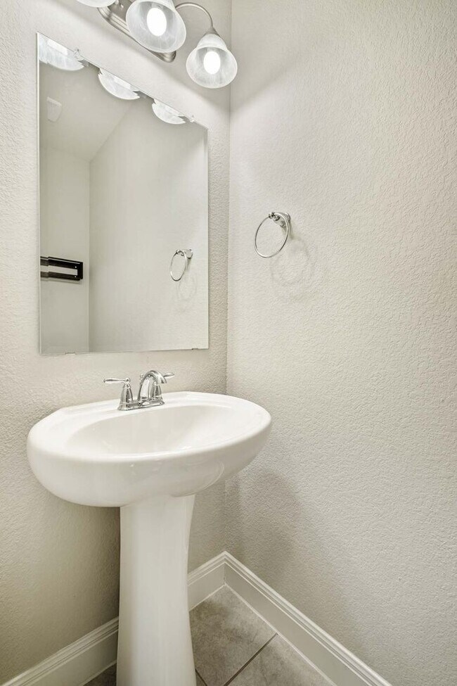 Building Photo - Fantastic 3 Bedroom, 2.5 Bath, 2-Story Hom...