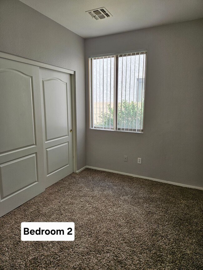Building Photo - 931 E Sherri Dr