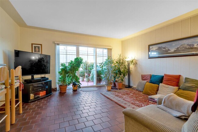 Building Photo - 5851 Doliver Dr