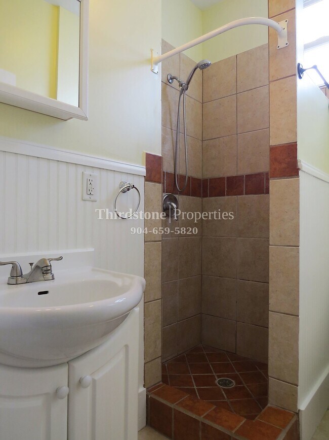 Building Photo - 212 E 6th St