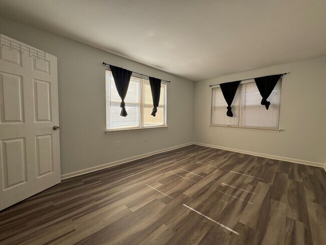 Building Photo - Spacious 1 Bed 1 Bath Condo With Balcony In Mayflower Square