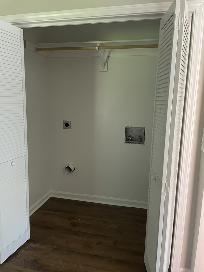 W/D closet - 1417 Cherrycrest Dr