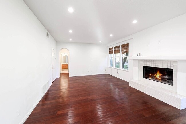 Building Photo - Exceptional 5 bedroom home in Aliso Viejo