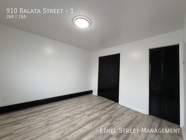 Building Photo - 910 Balata St