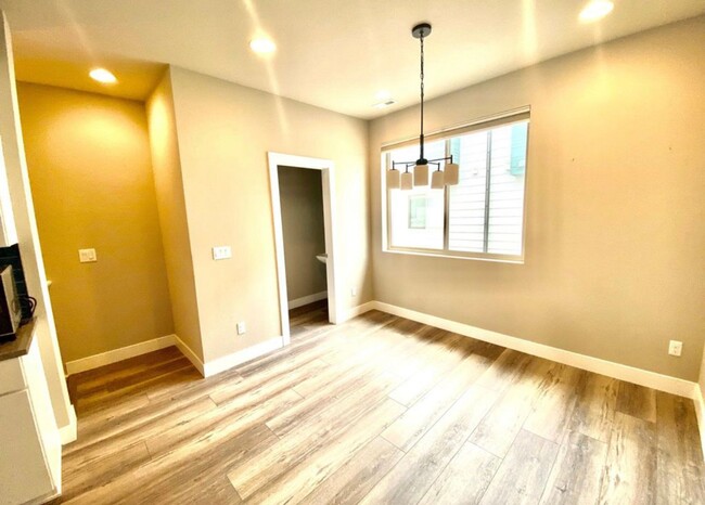 Building Photo - Sleek 3 Bedroom Townhome - Lincoln Park