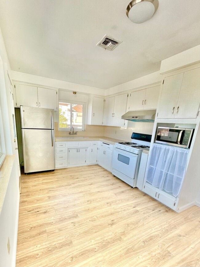 Building Photo - 4631 Narragansett Ave