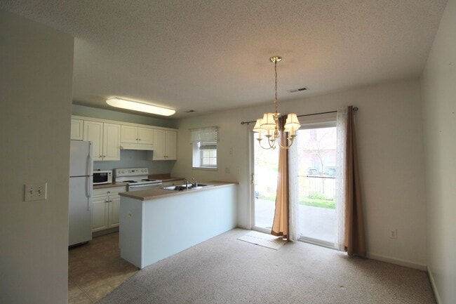 Building Photo - Liberty Square Townhome with Fenced Yard!