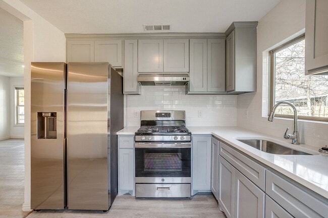 Building Photo - Remodeled 2 Bed 1 Bath Home Ready for New Tenants Near the River District-76114