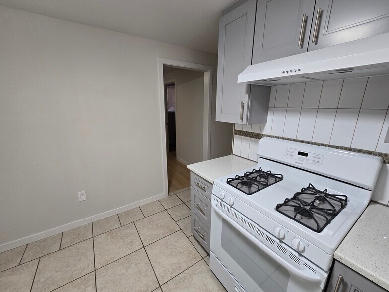 Building Photo - 117 Riverview Ave