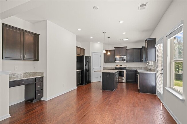 Building Photo - 1407 Red Hill Dr