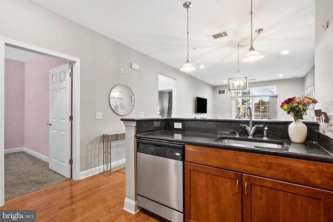 Building Photo - 200 W Elm St